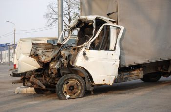 Samochód ciężarowy do złomowania po wypadku