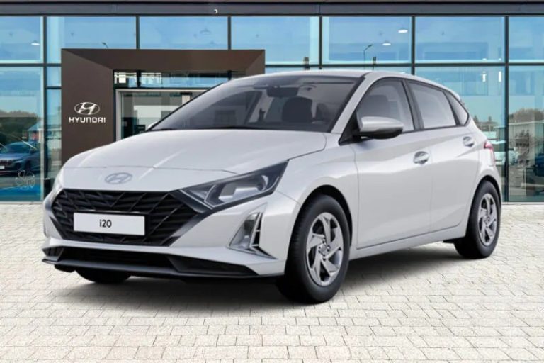 Srebrny Hyundai i20 zaparkowany przed salonem Hyundai.