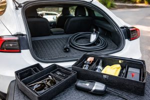 Użytkowanie Tesli – bagażnik samochodu Tesla z akcesoriami do codziennej eksploatacji, organizerami i kablem do ładowania