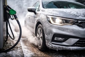 Zimowe spalanie auta podczas jazdy w mroźnych warunkach