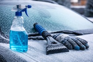 skrobaczki i odmrazacze używane zimą do usuwania lodu z szyby samochodu