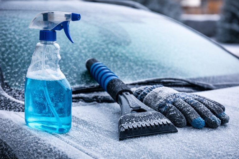 skrobaczki i odmrazacze używane zimą do usuwania lodu z szyby samochodu