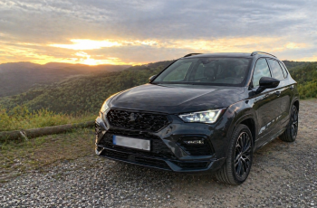 nowoczesny SUV na tle krajobrazu o zachodzie słońca