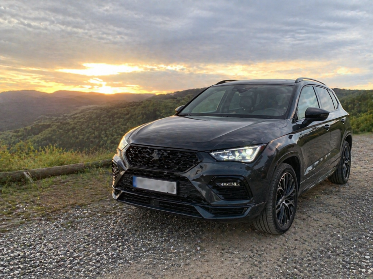 nowoczesny SUV na tle krajobrazu o zachodzie słońca