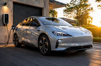 Samochód elektryczny ładowany przy domu jednorodzinnym o zachodzie słońca, fotorealistyczna scena wysokiego kontrastu