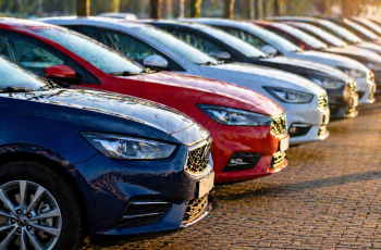 najpopularniejsze auta w Polsce ustawione w rzędzie na parkingu