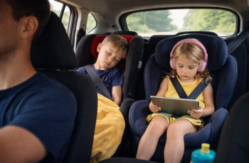 dzieci podróżujące w fotelikach samochodowych podczas rodzinnej jazdy