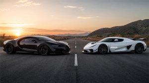 Dwa hipersamochody ustawione naprzeciw siebie na drodze podczas porównania Bugatti vs Koenigsegg