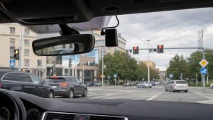 Kamera samochodowa zamontowana przy lusterku wstecznym