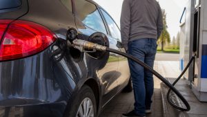 Samochód podczas tankowania LPG na stacji paliw