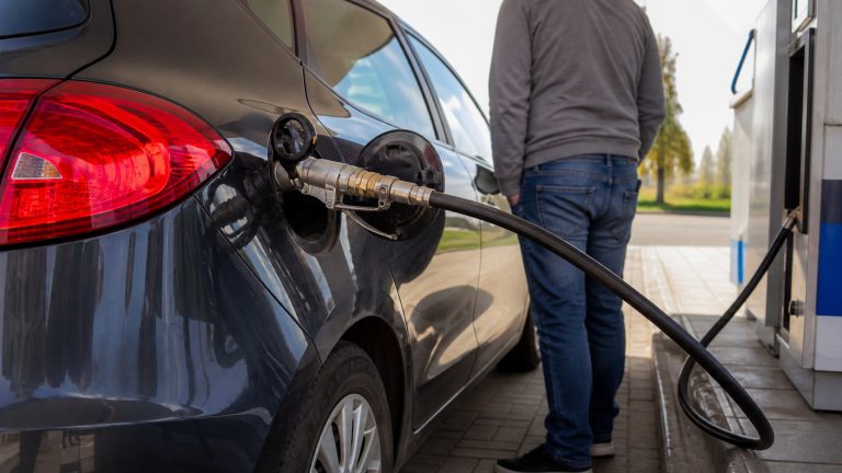 Samochód podczas tankowania LPG na stacji paliw