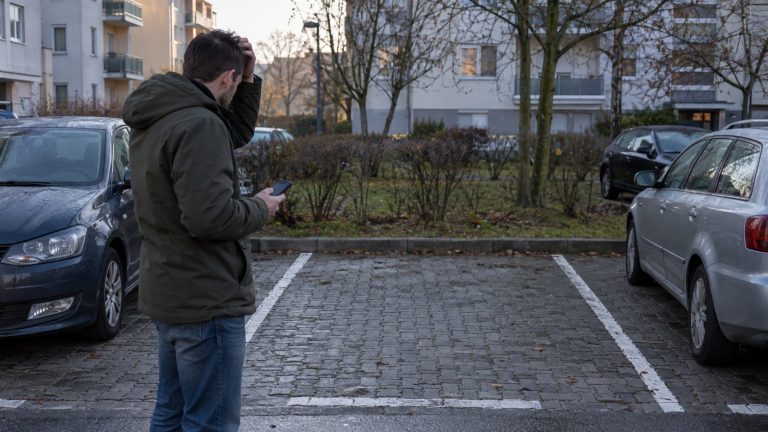 Skradzione auto i właściciel sprawdzający puste miejsce parkingowe