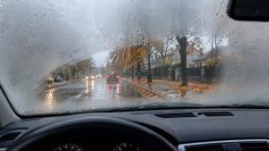 Parowanie szyb w samochodzie — zaparowana przednia szyba jesienią