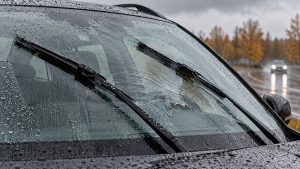 Zużyte wycieraczki samochodowe pozostawiające smugi na szybie